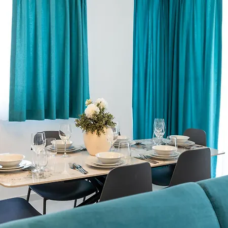 Bright 3-bedroom With Sea Views& Terrace 아파트
