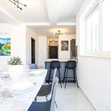 Bright 3-bedroom With Sea Views& Terrace *
