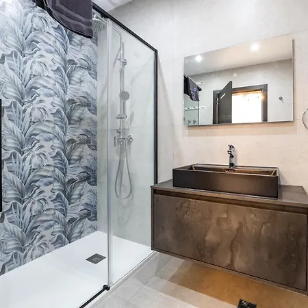Bright 3-bedroom With Sea Views& Terrace *